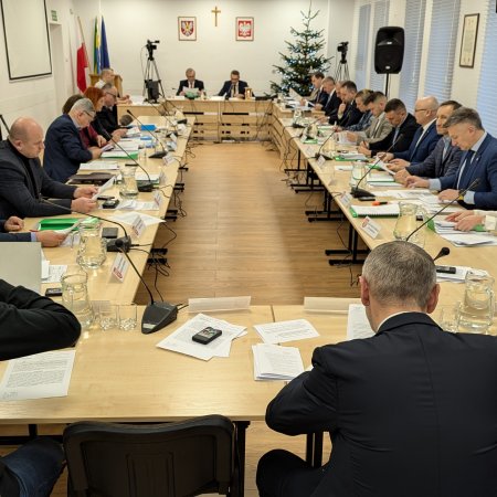 Kluczowa sesja Rady Miasta Ostrołęki: uchwała budżetowa na 2025 rok w centrum uwagi