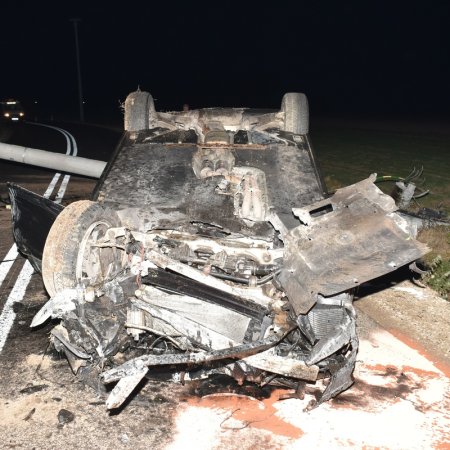 Wypadek na lokalnej drodze. Sprawca porzucił rannego pasażera i uciekł [ZDJĘCIA]