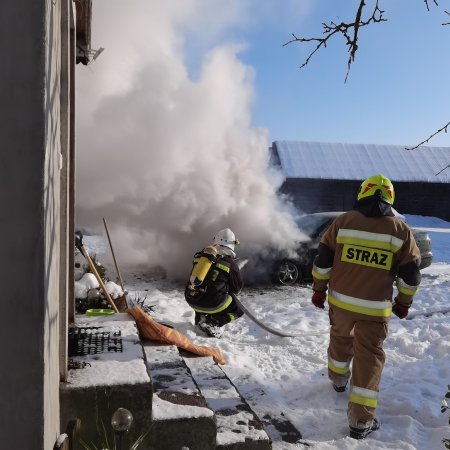 Cyk. Pożar samochodu na posesji