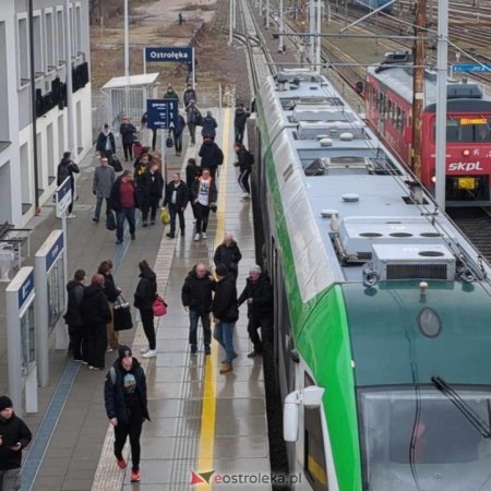 Pasażerka skarży się na przepełniony pociąg. Co na to przewoźnik?
