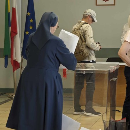 Ostrołęczanie wybierają europosłów. W lokalach wyborczych spokój, głosujących niewielu [ZDJĘCIA]