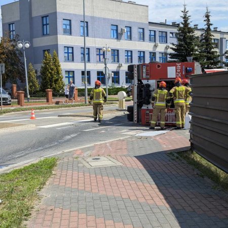 Jechali z pomocą i sami mieli wypadek! Przewrócony wóz strażacki [WIDEO, ZDJĘCIA]