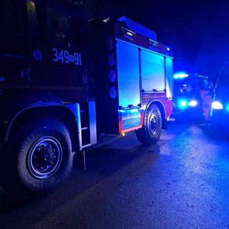 Groźny wypadek w Rozworach. Samochód wpadł do rowu i obrócił się wokół własnej osi