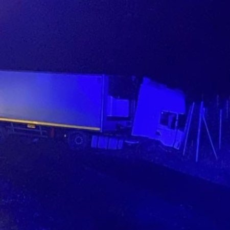 Groźny wypadek w Tyszkach Nadborach. Ciężarówka przebiła bariery i wpadła do rowu [ZDJĘCIA]