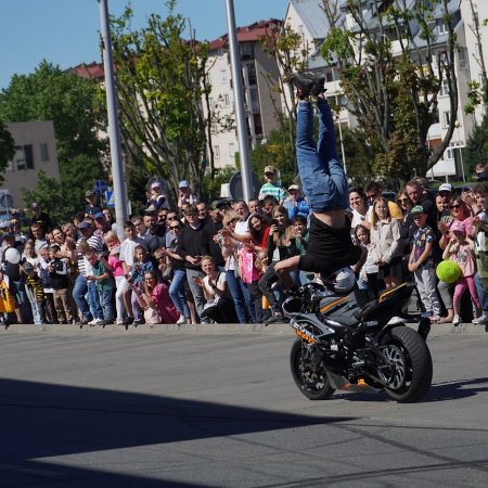 MotoMonster 2024 w Ostrołęce: Widowiskowe pokazy akrobacji motocyklowej [WIDEO, ZDJĘCIA]