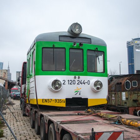 EN57-935: z torów także w Ostrołęce do Stacji Muzeum. Kabina zostanie symulatorem!