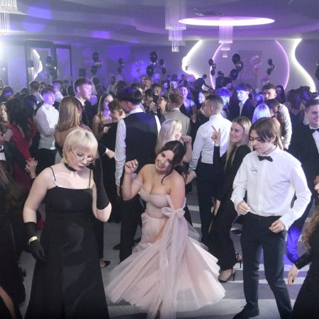 Studniówka 2024 II LO w Ostrołęce. Niezapomniany bal maturzystów! [WIDEO, ZDJĘCIA]