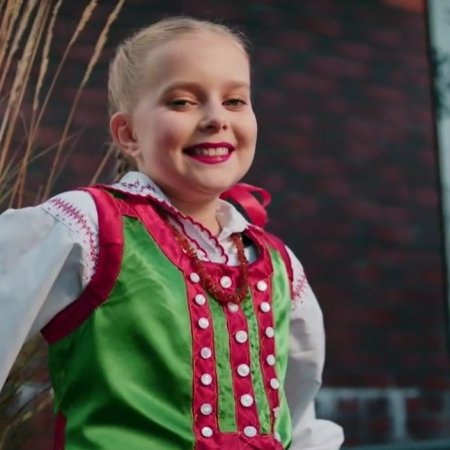 Młoda Kurpianka Zosia w spocie Mazowsza. "Taniec kurpiowski mamy w genach" [WIDEO]