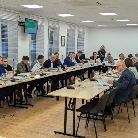 Radny apeluje o budowę ulic i modernizację oświetlenia w Ostrołęce