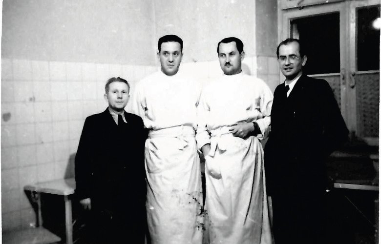 Dr Zygmunt Lipiński ( z lewej) i dr Ryszard Ostaszewski (z prawej) &ndash; w środku w białych fartuchach.  Fot. Archiwum Szpitala