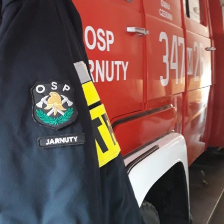 Dzielna akcja strażaków z OSP Jarnuty – uratowali kota ze studni