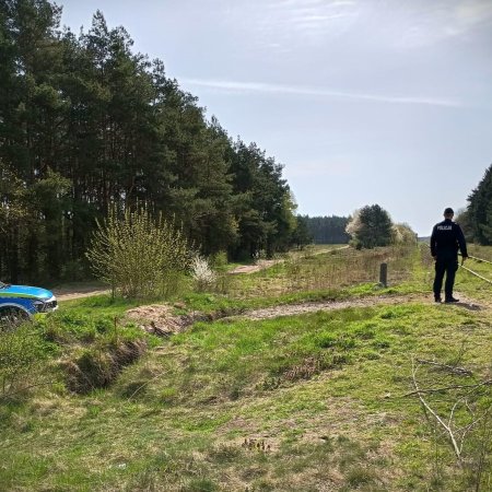 Leżał na torach, gdy nadjeżdżał pociąg. Policjanci zdążyli w ostatniej chwili