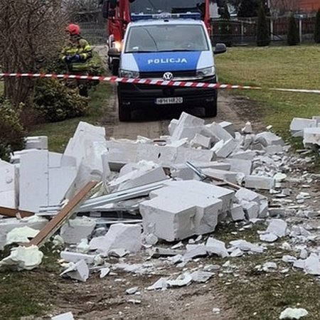 Śmigłowiec LPR w akcji. Eksplozja gazu raniła seniora, budynek poważnie uszkodzony