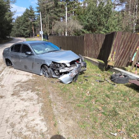 Kolizja podczas wyprzedzania w Mostówce. Uszkodzone ogrodzenie i tunel foliowy [ZDJĘCIA]