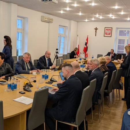 Budżet na 2026 rok i Nagrody Starosty. Ruszyła najważniejsza sesja Rady Powiatu w Ostrołęce [TRANSMISJA]