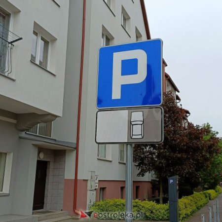 Mandaty za parkowanie pod własnym domem? Palący problem części mieszkańców Ostrołęki