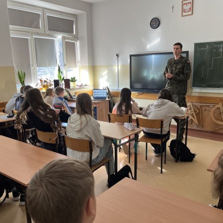 Żołnierze z WCR Ostrołęka promowali służbę wojskową wśród uczniów w Lelisie