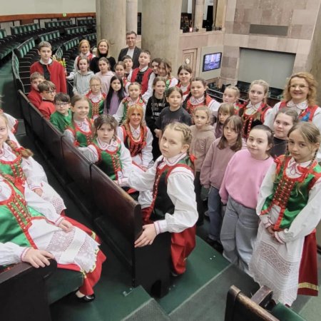 Kurpiowska młodzież z Kadzidła odwiedziła Sejm RP [ZDJĘCIA]