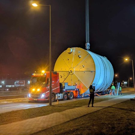 Transport giganta w Ostrołęce: wielotonowy ładunek trafi na budowę elektrowni [WIDEO, ZDJĘCIA]