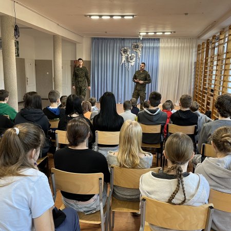 Żołnierze z wizytą w szkole w Łęgu Starościńskim