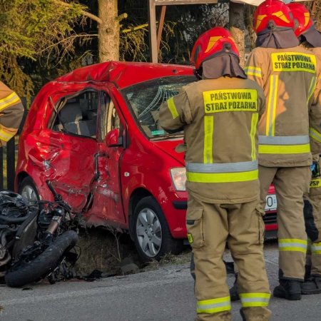 Wypadek w Czarnowcu! Zderzenie motocykla z osobówką, ranne dwie osoby [ZDJĘCIA]