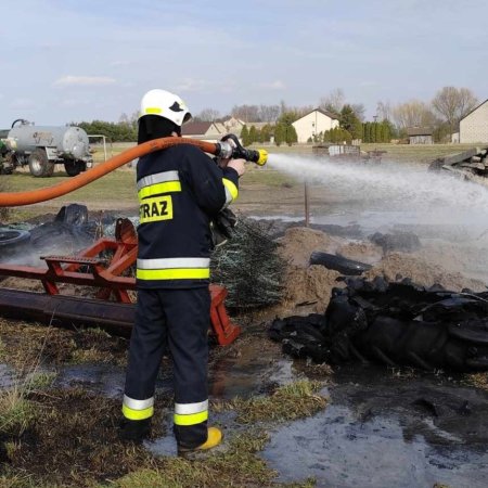 Ogień tuż obok zabudowań. Paliły się odpady na łące