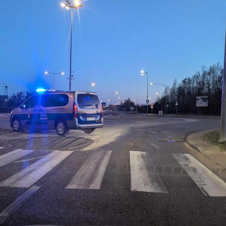 Betonowa pułapka na rondzie w Ostrołęce – szybka interwencja służb [ZDJĘCIA]