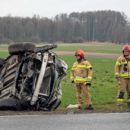 Auto dachowało na krajówce – wszyscy pasażerowie ranni [ZDJĘCIA]