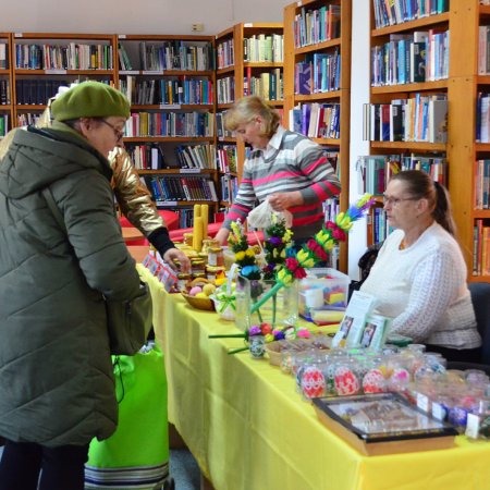 Tradycja, smak i rękodzieło – wielkanocny kiermasz w bibliotece [ZDJĘCIA]