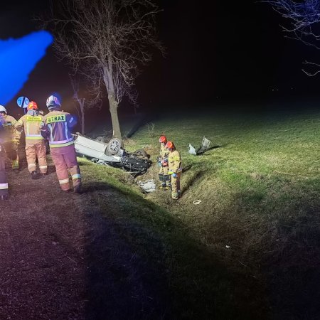 Niebezpieczny wypadek w Dylewie. Auto dachowało w rowie – trwa ustalanie przyczyn [ZDJĘCIA]