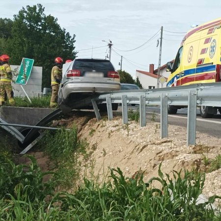 Wypadek na ul. Słonecznej w Ostrołęce – samochód zawisł nad przepustem wodnym [ZDJĘCIA]