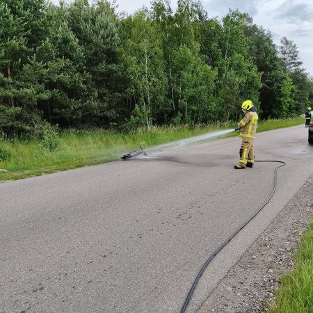 Pożar samochodu osobowego pod Wysocarzem. Przyczyną elektryczna hulajnoga [ZDJĘCIA]