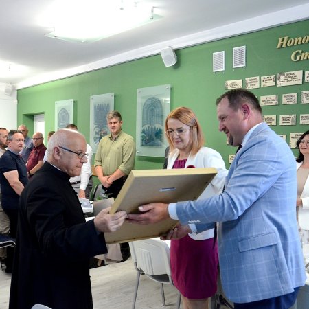 "Za mądre słowo i otwarte serce". Gmina Kadzidło uhonorowała proboszcza
