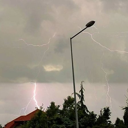 Spektakl błyskawic nad Ostrołęką – zobacz zdjęcia naszego Czytelnika [ZDJĘCIA]