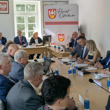 Wsparcie dla strażaków, nowe inwestycje i 17 milionów z obligacji. Ważne decyzje Rady Powiatu w Ostrołęce