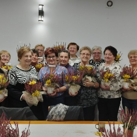 Wrzosowe inspiracje w Lelisie: seniorzy rozkwitają kreatywnością [ZDJĘCIA]
