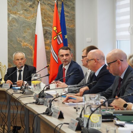 Sesja z udziałem starosty. Radni pytali o inwestycje drogowe w gminie Olszewo-Borki