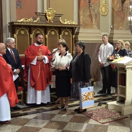 Łzy wzruszenia w kościele. Śpiew kurpiowskiej artystki zachwycił wiernych [WIDEO]