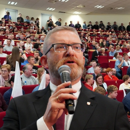 Grzegorz Braun w Ostrołęce. Imponująca frekwencja na spotkaniu [WIDEO, ZDJĘCIA]