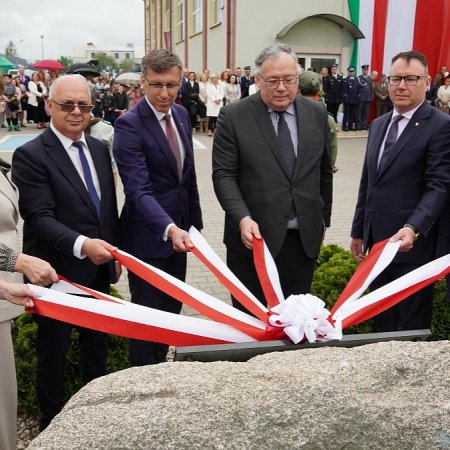 Potrójny jubileusz Szkoły Podstawowej im. gen. Józefa Bema w Rzekuniu – wzruszająca lekcja historii i wspólnoty [WIDEO, ZDJĘCIA]
