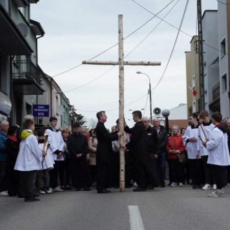 Droga Krzyżowa w sercu Ostrołęki. Wierni przeszli ulicami Starego Miasta w duchu modlitwy i refleksji [WIDEO, ZDJĘCIA]