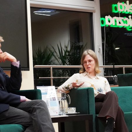 "Carmina cantare" w Ostrołęce. Katarzyna Łada gościem Karola Samsla w Bibliotece Pedagogicznej [ZDJĘCIA]
