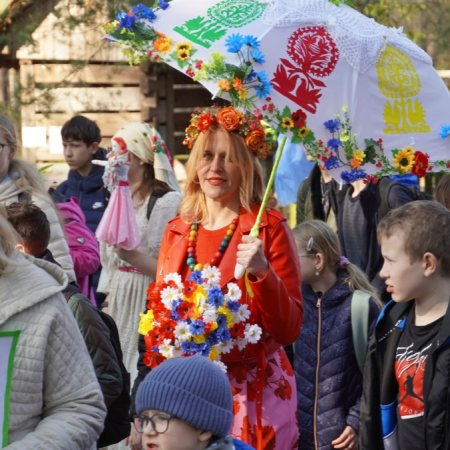 Powitanie wiosny w kurpiowskim stylu – radość i wspólne świętowanie [WIDEO, ZDJĘCIA]