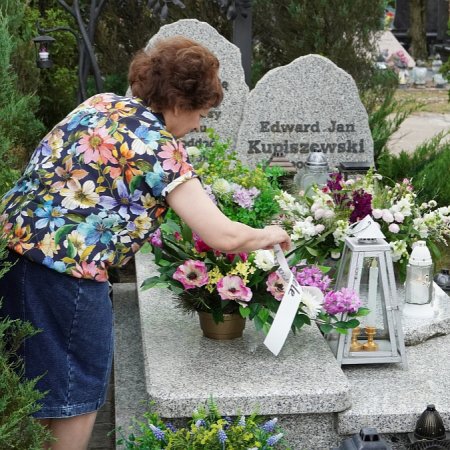 Ostrołęka pamięta o Edwardzie Kupiszewskim – 85. rocznica urodzin poety uczczona na miejskim cmentarzu [ZDJĘCIA]