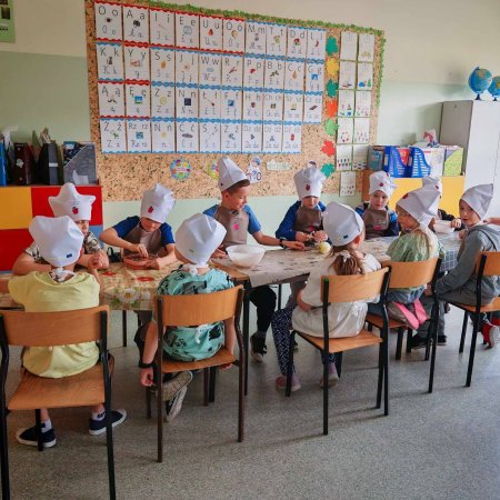 Mali kucharze z Ostrołęki uczą się zdrowego stylu życia. Trzy etapy kulinarnej przygody [ZDJĘCIA]