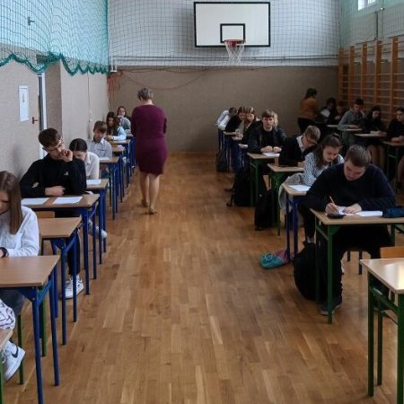 Powiatowy Konkurs Wiedzy o Przedsiębiorczości – młodzież z pasją do ekonomii rywalizowała w Baranowie [ZDJĘCIA]