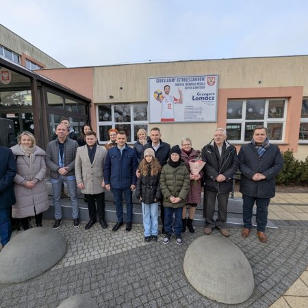 Grzegorz Łomacz uhonorowany w rodzinnym mieście: miejsce pamięci w Szkole Podstawowej nr 5 w Ostrołęce [WIDEO, ZDJĘCIA]