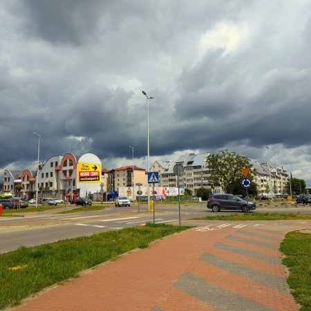 Nadciąga nawałnica! Ostrołęka w strefie zagrożenia – burze mogą być bardzo intensywne!