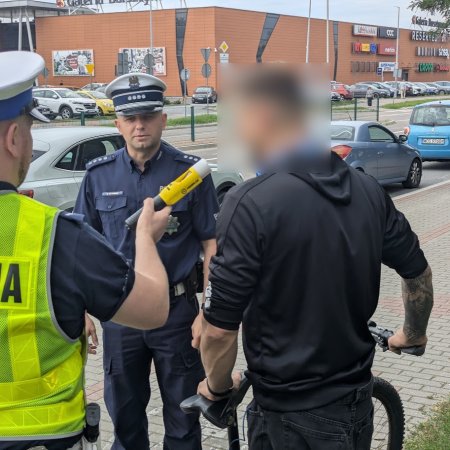 Spektakularne zakończenie policyjnego briefingu. Rowerzysta „skradł show” mundurowym [ZDJĘCIA]