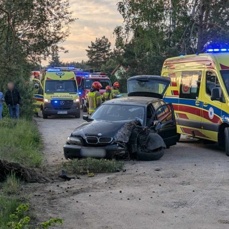 Groźny wypadek w Siemnosze. Dwie osoby poszkodowane po uderzeniu bmw w drzewo [ZDJĘCIA]